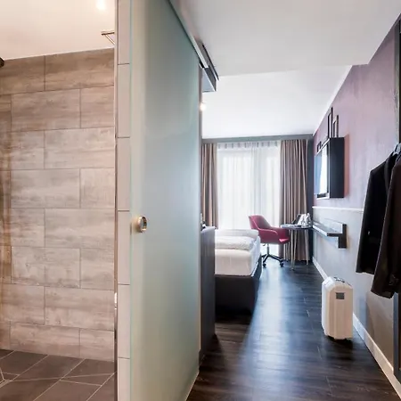 Plaza Premium Hotel 4*