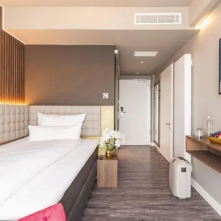 Plaza Premium 4*