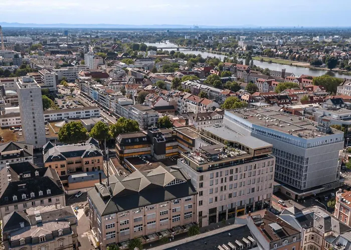 Plaza Premium Hotel 4*