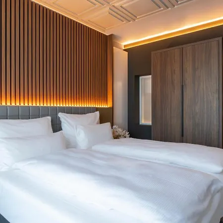 Plaza Premium Hotel 4*