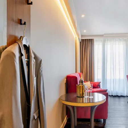 Plaza Premium Otel 4*