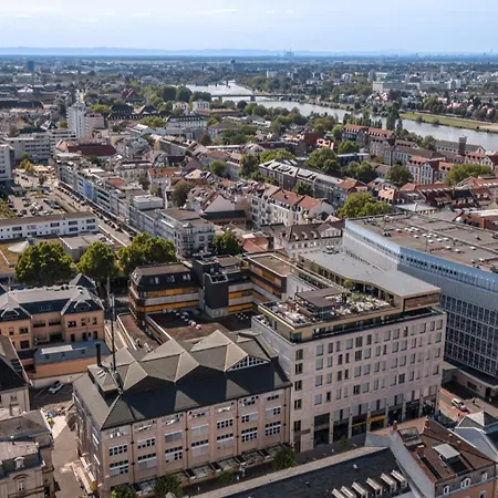 Plaza Premium Hotel 4*