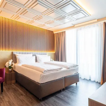 Plaza Premium 4*