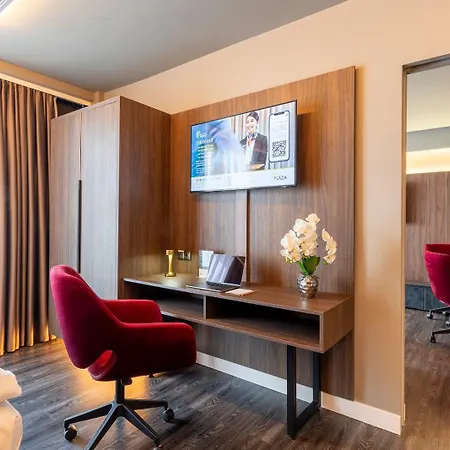 Plaza Premium 4*