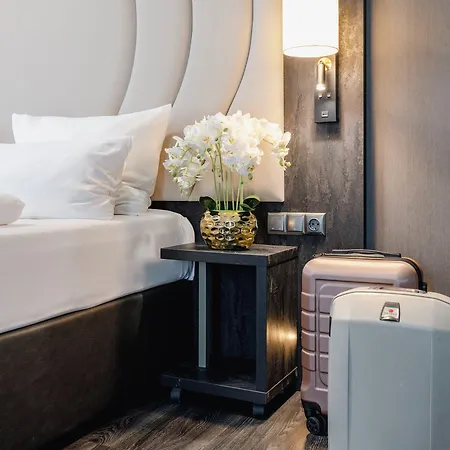 Plaza Premium 4*