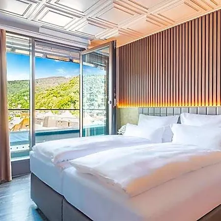 Plaza Premium 4*