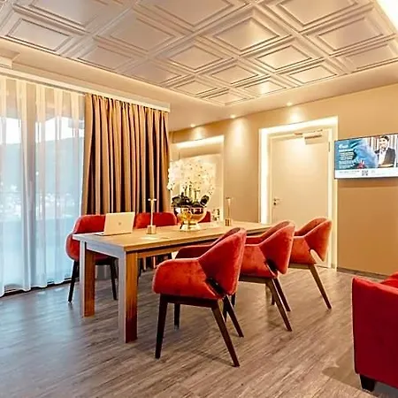 Plaza Premium Hotel 4*