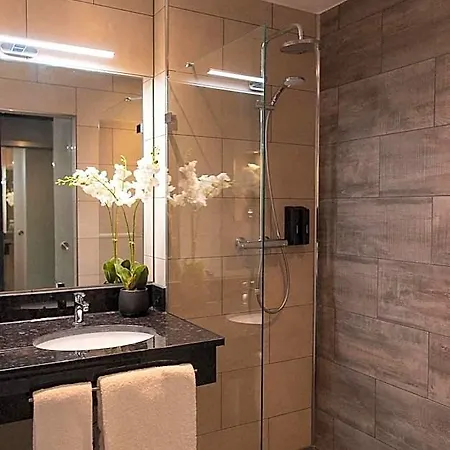 Plaza Premium Hotel 4*