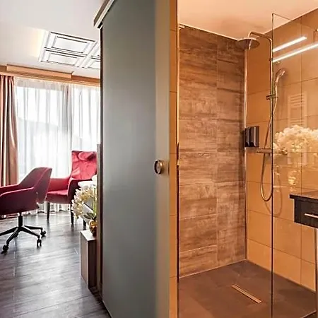 Plaza Premium Hotel 4*