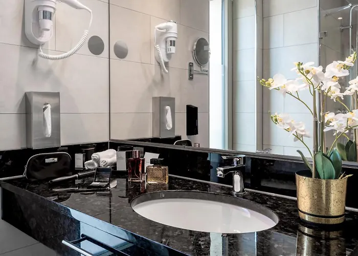 Plaza Premium Hotel 4*