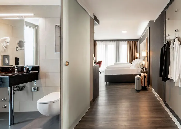 Hotel Plaza Premium 4*